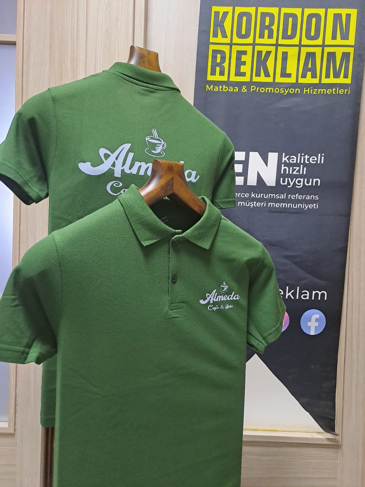 Yeşil Renkli Baskılı İş Kıyafeti
